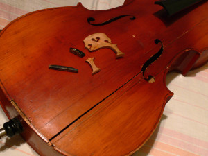 Трещины по верхней деке на виолончели